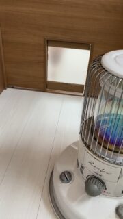 ニコニコママの体調はすっかり回復しました。
今晩から子猫たちと再会させたいと思います。
毎日子猫たちの匂いのついた毛布や動画の鳴き声聴かせて忘れないようにしてますが、ちゃんと引き継いで授乳できるかな。。

子猫たちは成長が早くて自分で排泄し出す子や、歯が生えかけてる子もいます。今回の子猫たちは排泄がスムーズです💩

ちなみにニコニコちゃんは人が大好きで人の後ついてくるので普通に猫ドアもクリアしてくぐりました。
授乳が終わって子育て落ち着いたら避妊手術をして、その後今まで餌をあげていた方が家猫として飼ってくれる事になっています😌✨

#秋田県 #能代市 #保護猫